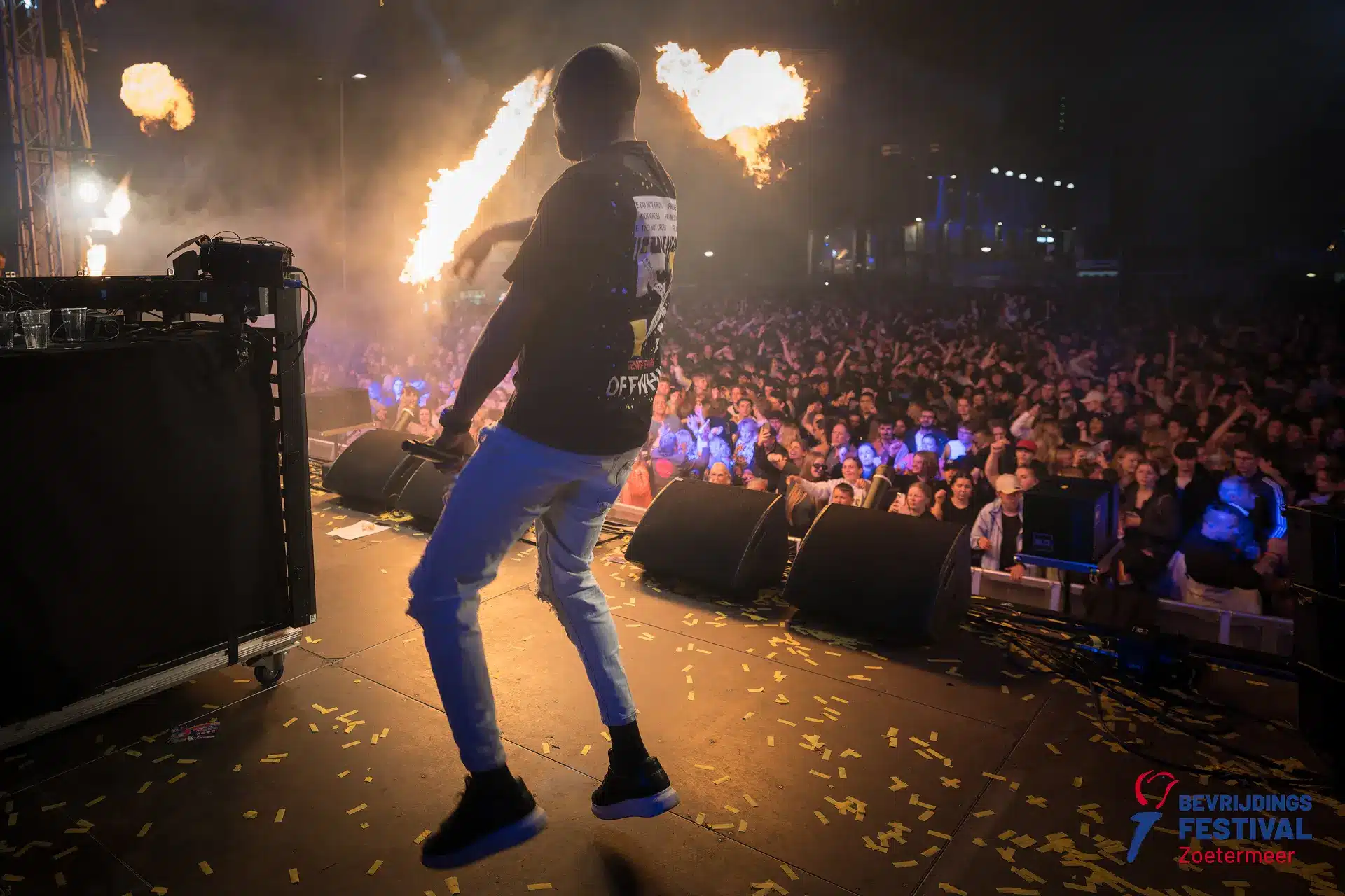 Bevrijdingsfestival nachtoptreden met vuurwerk, confetti en enthousiast publiek
