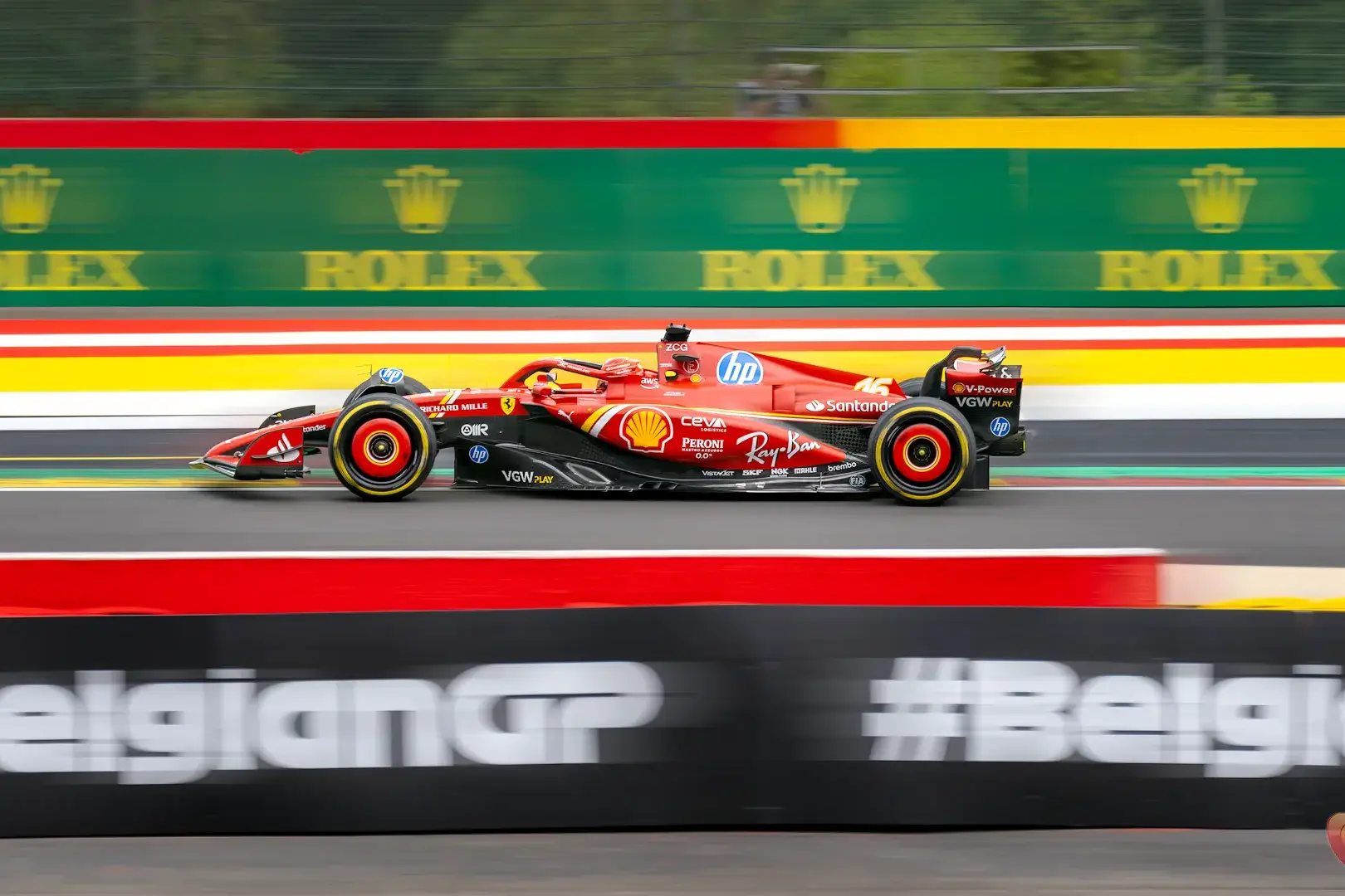 F1-auto op Spa-Francorchamps tijdens de Belgische Grand Prix met Rolex-branding en panning-effect.