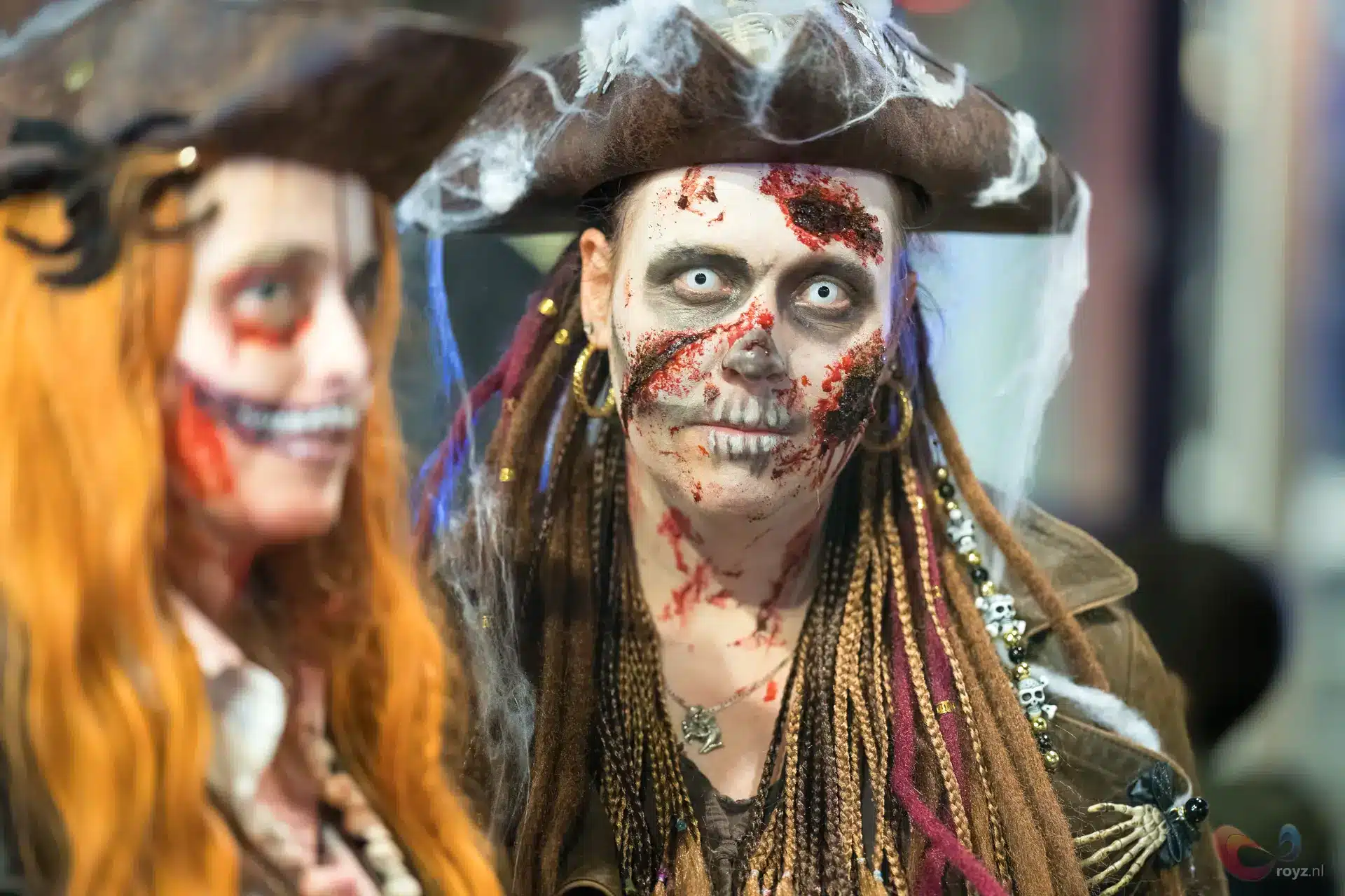 Twee ondode piraten in horror cosplay met bloedige make-up en piratenhoed