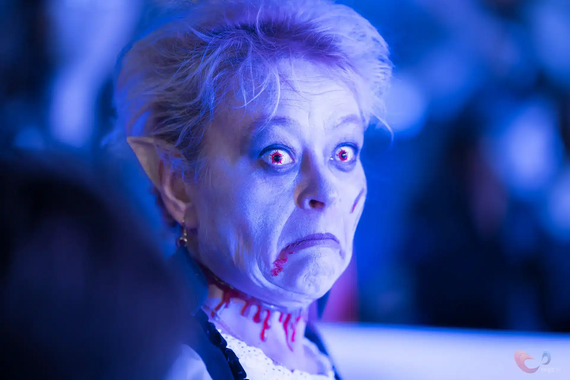 Vampier-elf portret in blauw licht met bleke huid en elfenoren.