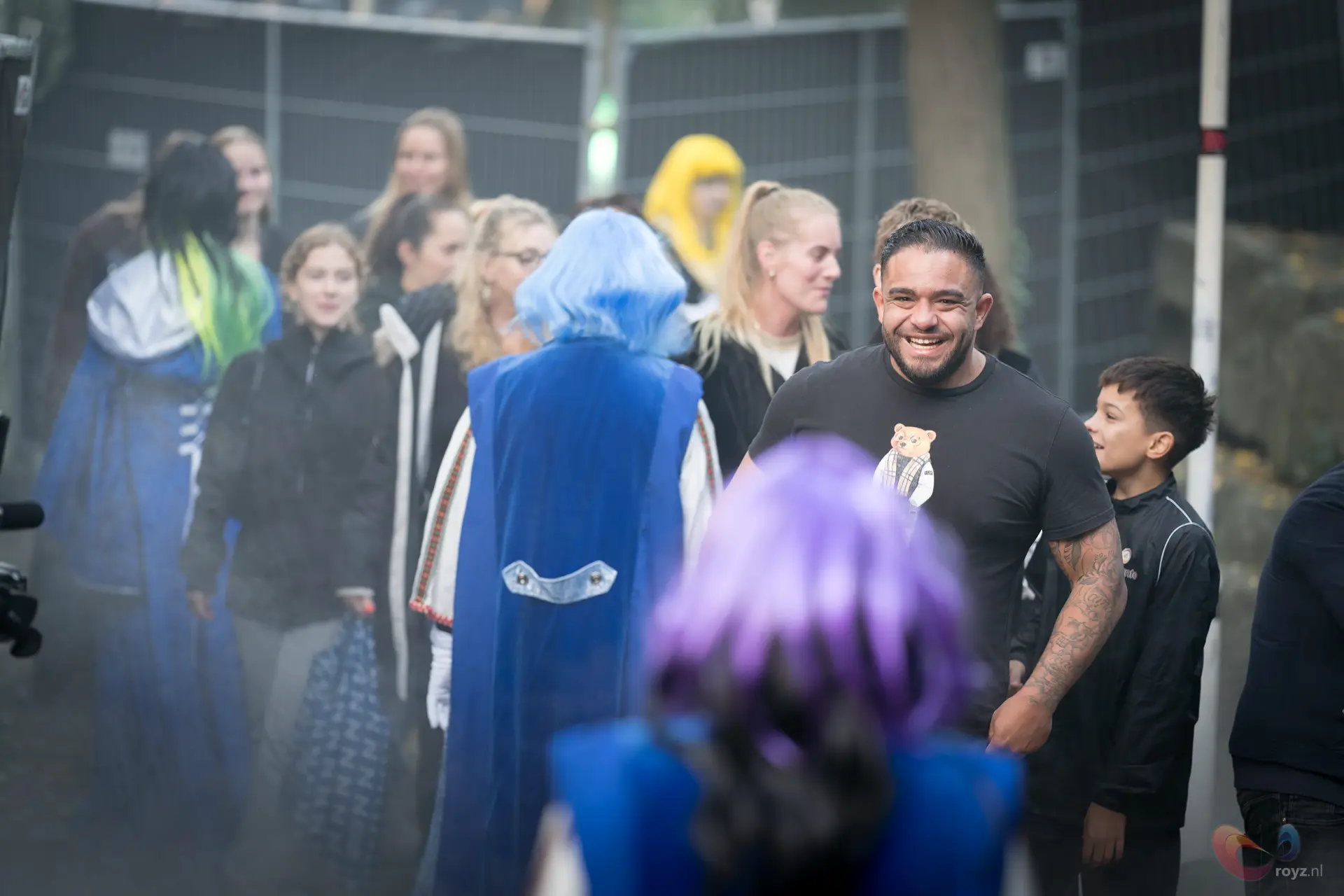 Festival in Zoetermeer met bear-t-shirt en blauwe cape cosplay
