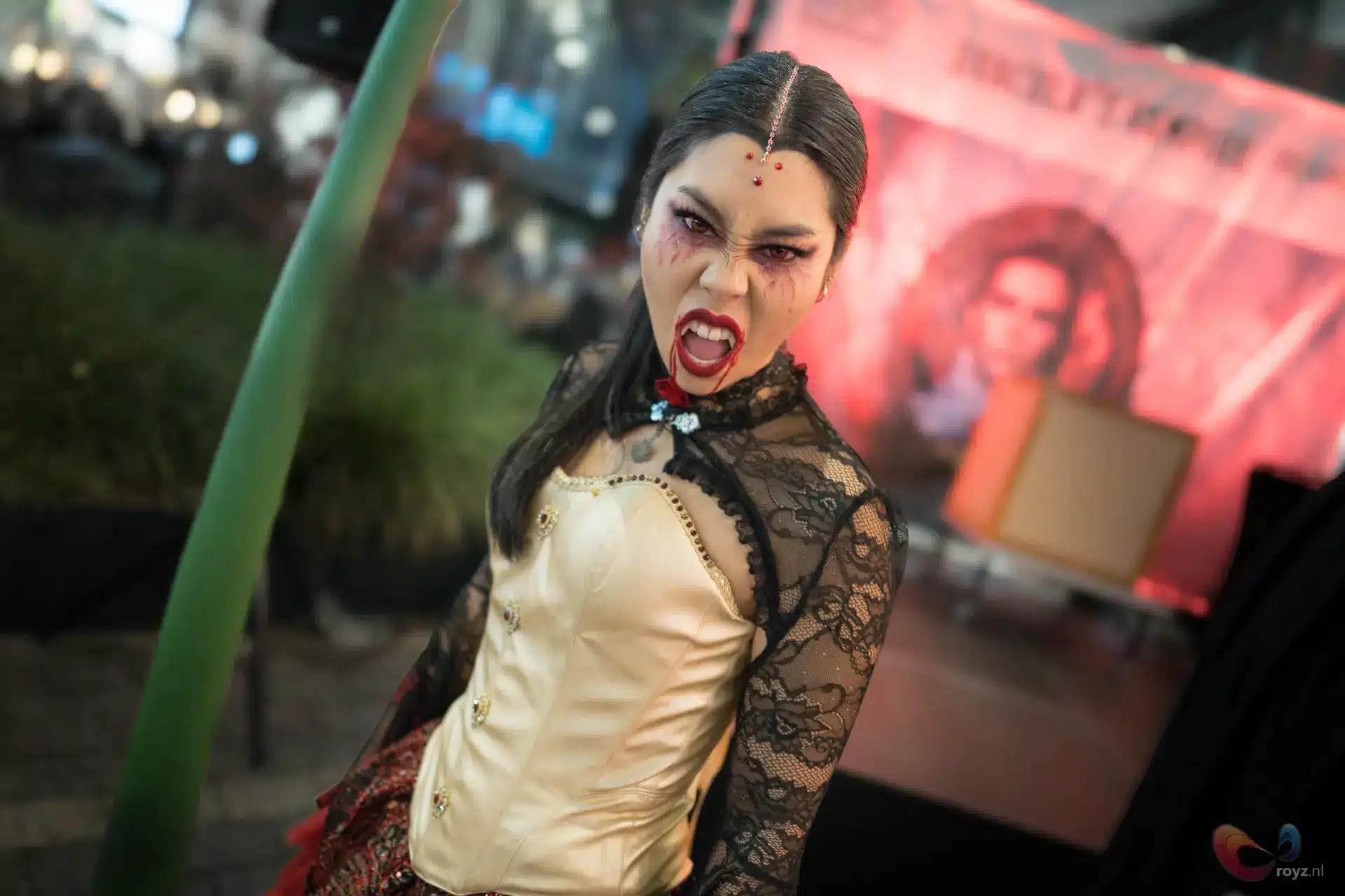 Gothic artiest tijdens Halloween in Zoetermeer, dramatische pose met corset en zwarte kant.