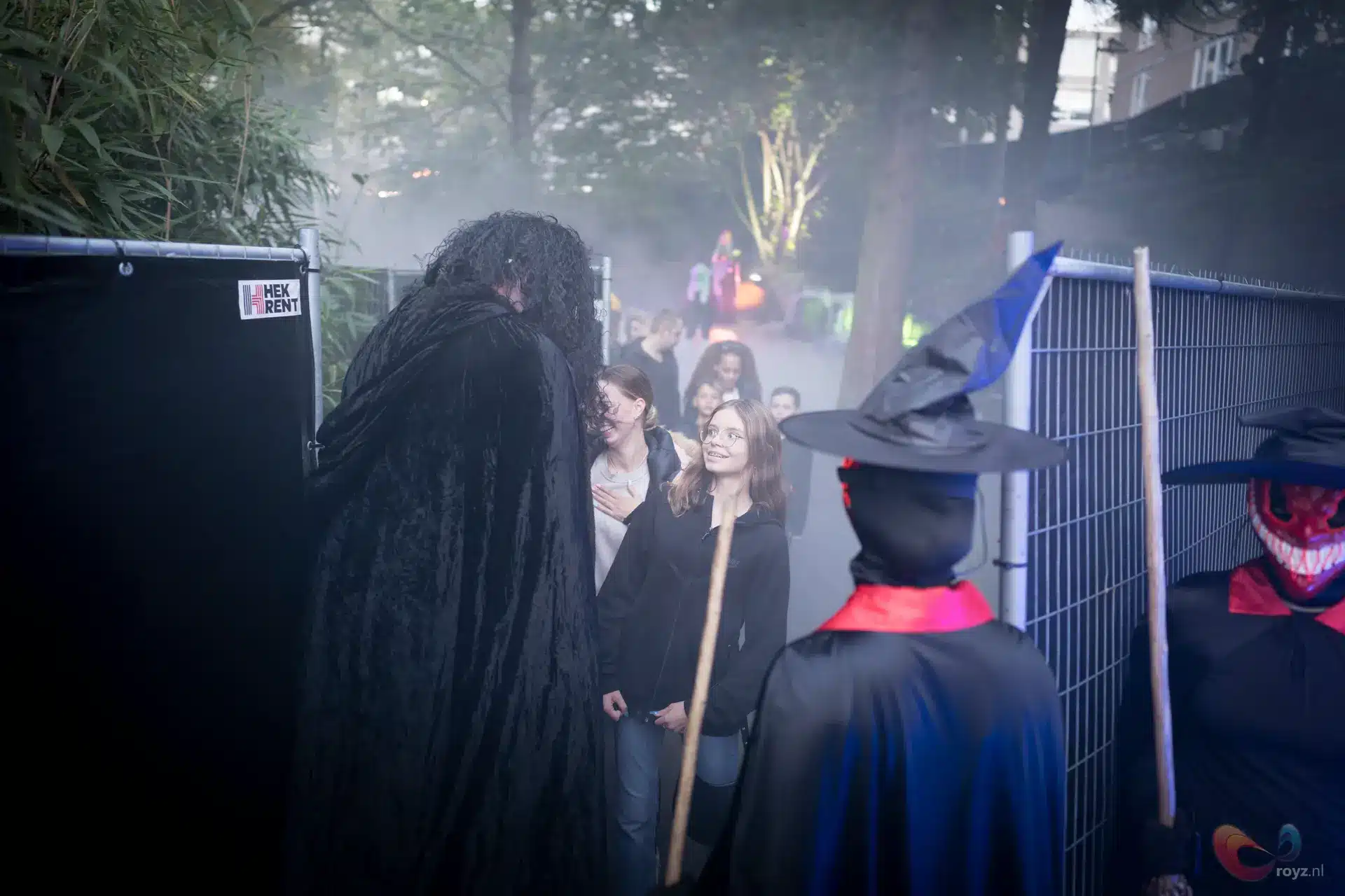 Zoetermeer Halloween mistige scène met kostuums en toeschouwers bij luidspreker HEK RENT.