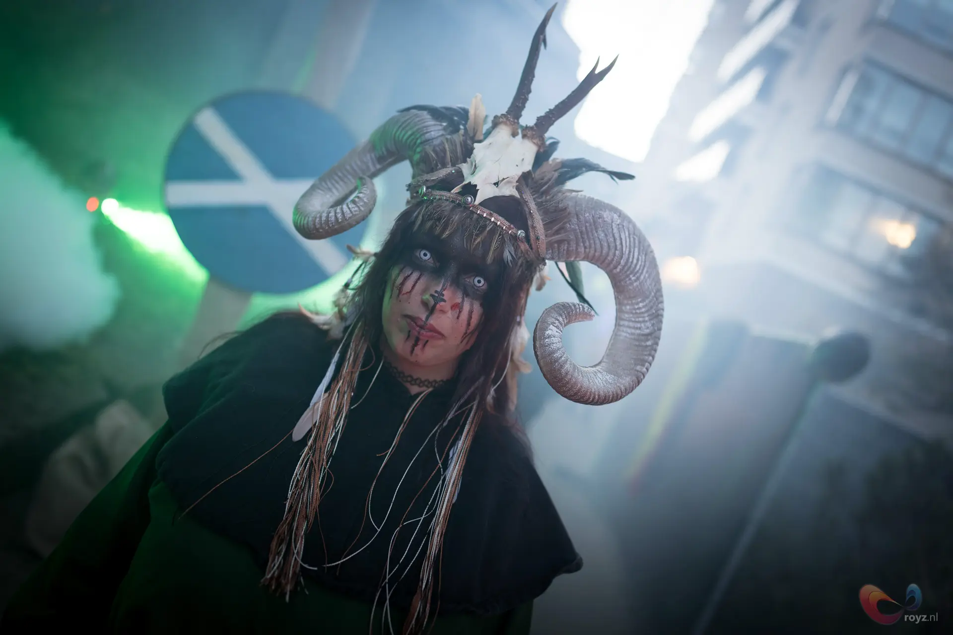 Mythisch hoornmasker met ramshoorns en bleke gezichtverf in Zoetermeer.