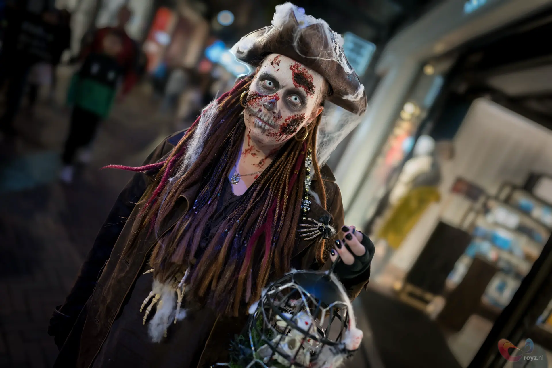 Zoetermeer piraten-zombie artiest met verweerde tricorn en bottenkooi.