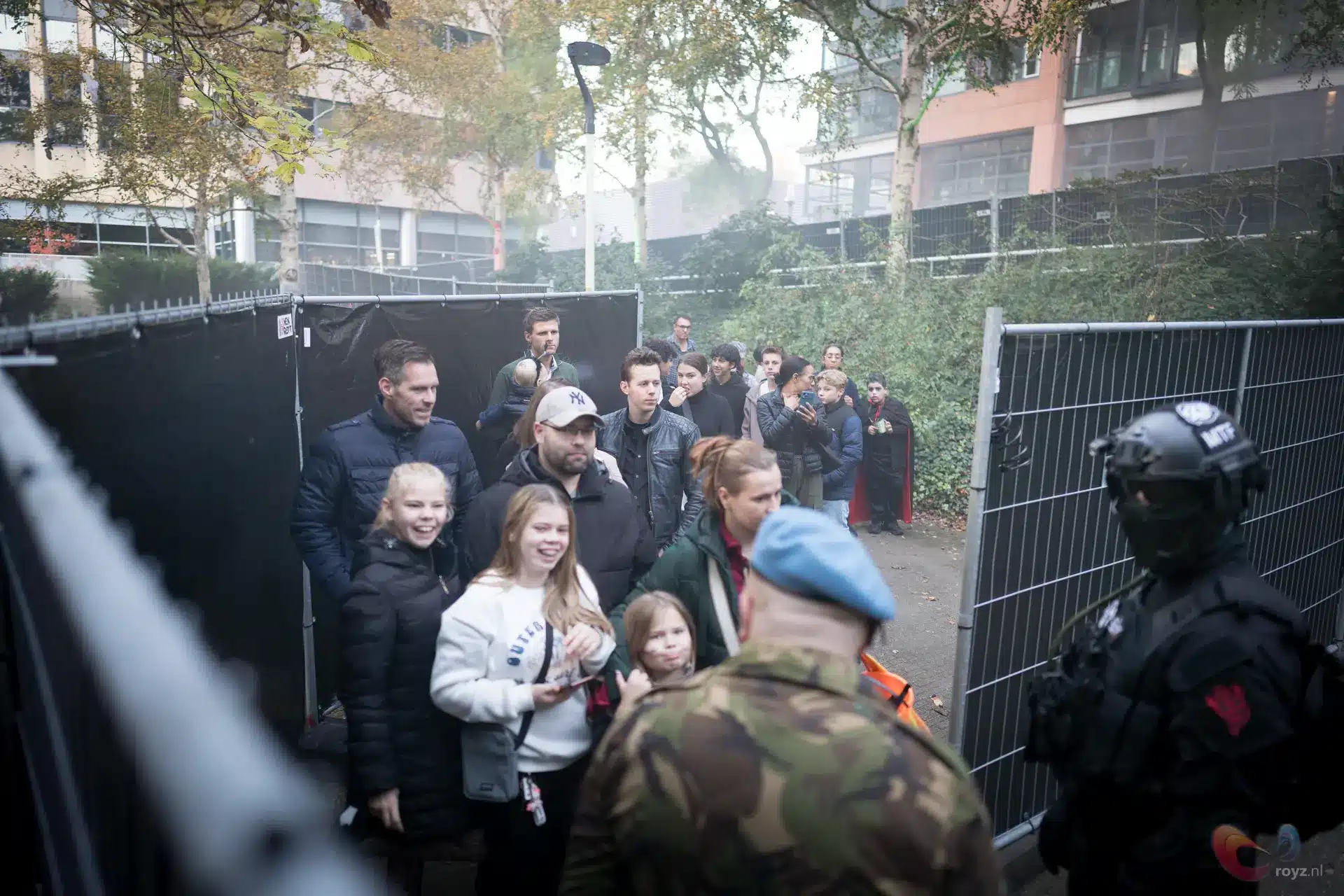 Zoetermeer beveiligingscontrole: wachtrij met militair en beveiligingspersoneel