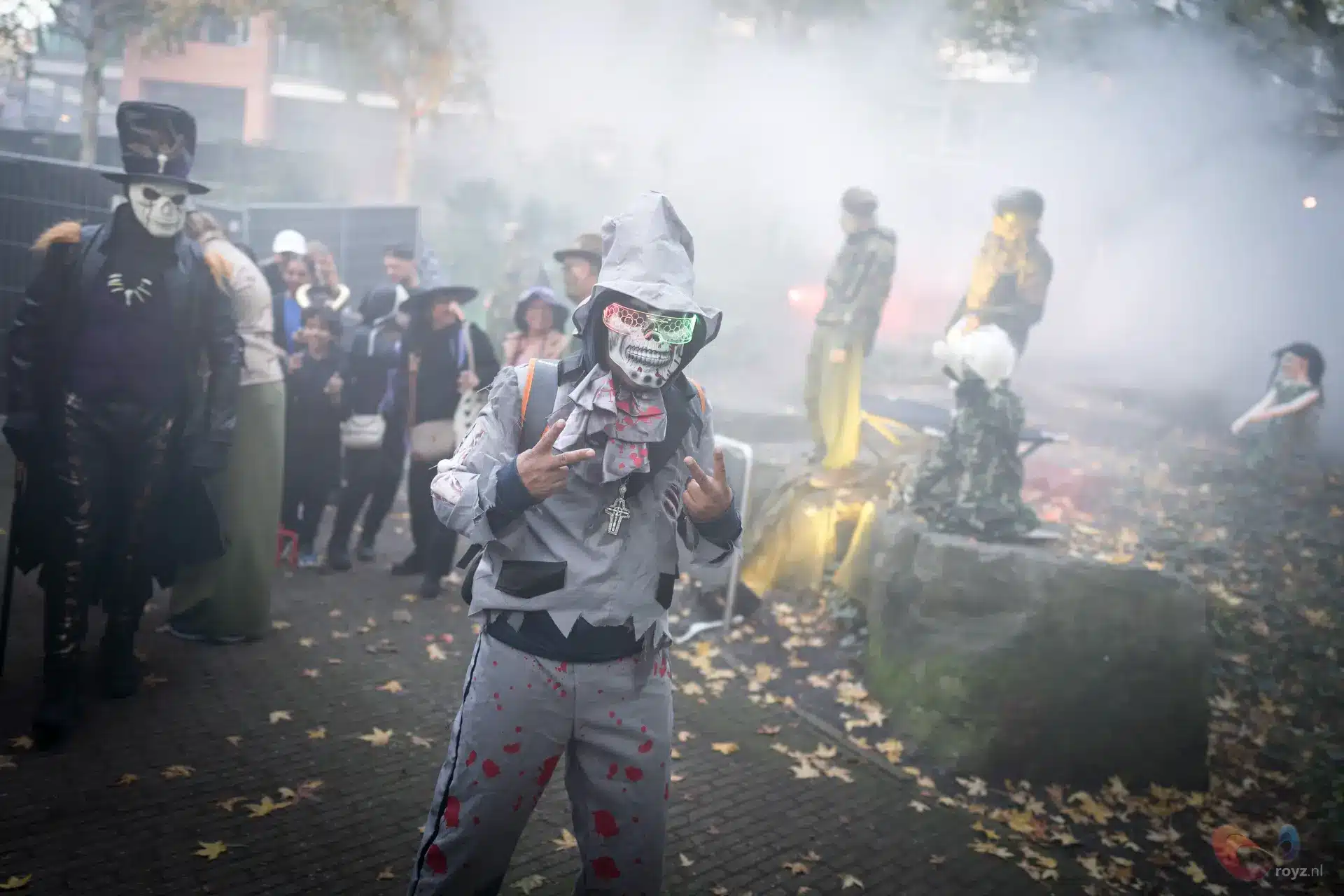 Halloweenstoet Zoetermeer met schedelmaskers, mistige straat en theatrale kostuums