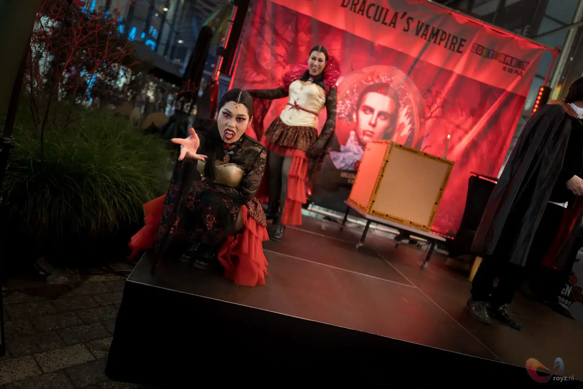 Vampier-dansers op buitenpodium in Zoetermeer bij schemering, Dracula-show.