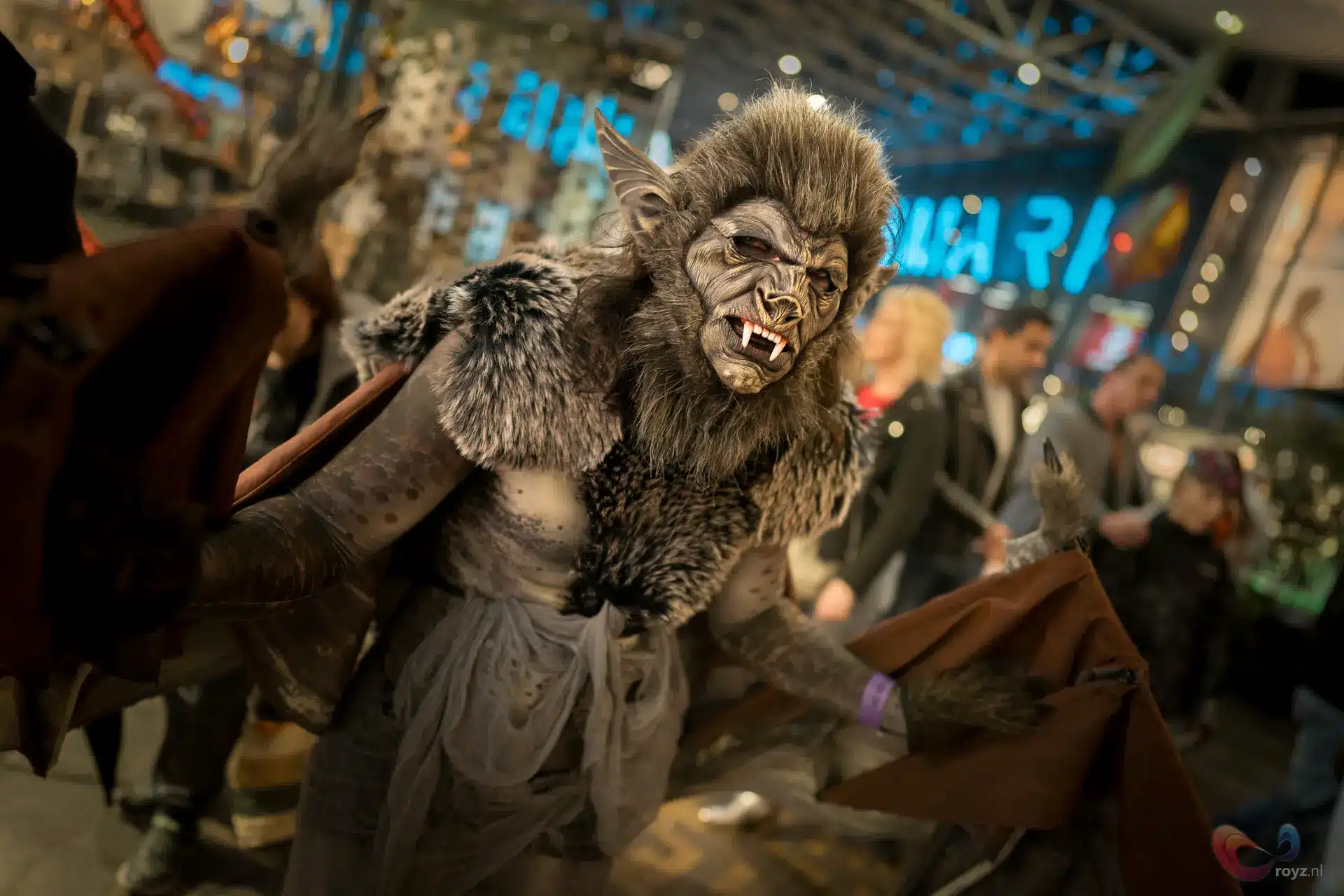 Dreigend weerwolf-cosplay in druk publiek tijdens Halloweenstad Zoetermeer.