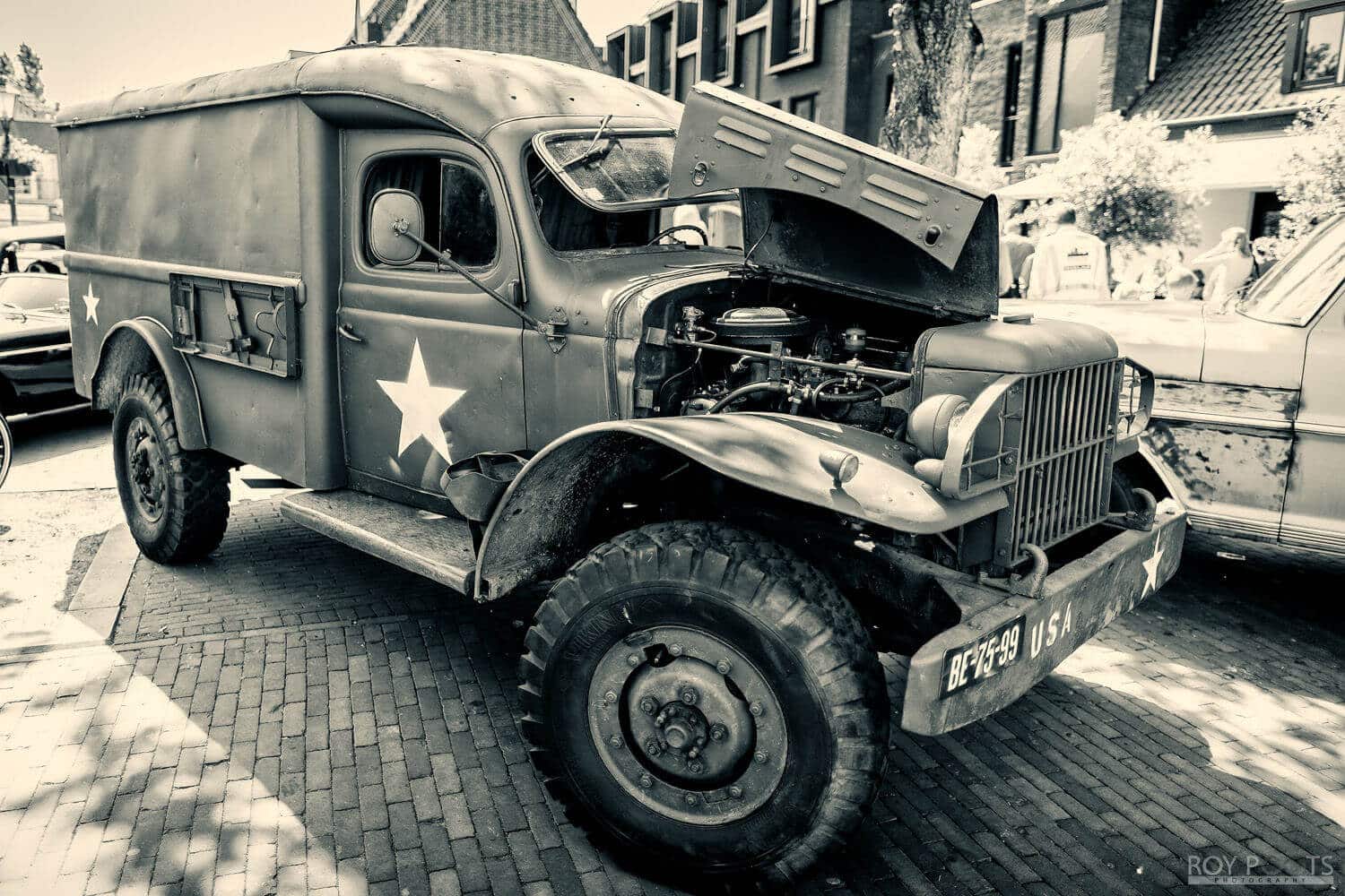 Oude auto's met mooie lijnen, in de Dorpsstraat Zoetermeer
