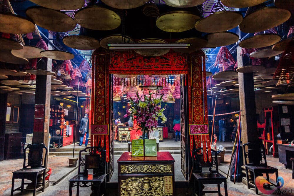 De wierook geeft een mysterieuze sfeer - Man Mo Temple, Hong Kong