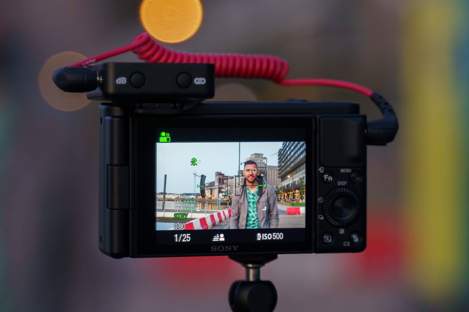 Interview op locatie aan de waterkant bij avondlicht met Sony camera en externe microfoon