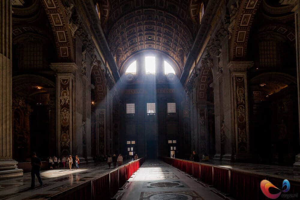 Lichtbundels door de ramen van het Vaticaan - Rome, Italië