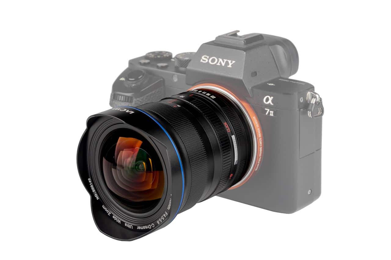 Sony &alpha;7 II met Carl Zeiss zoomlens op witte achtergrond