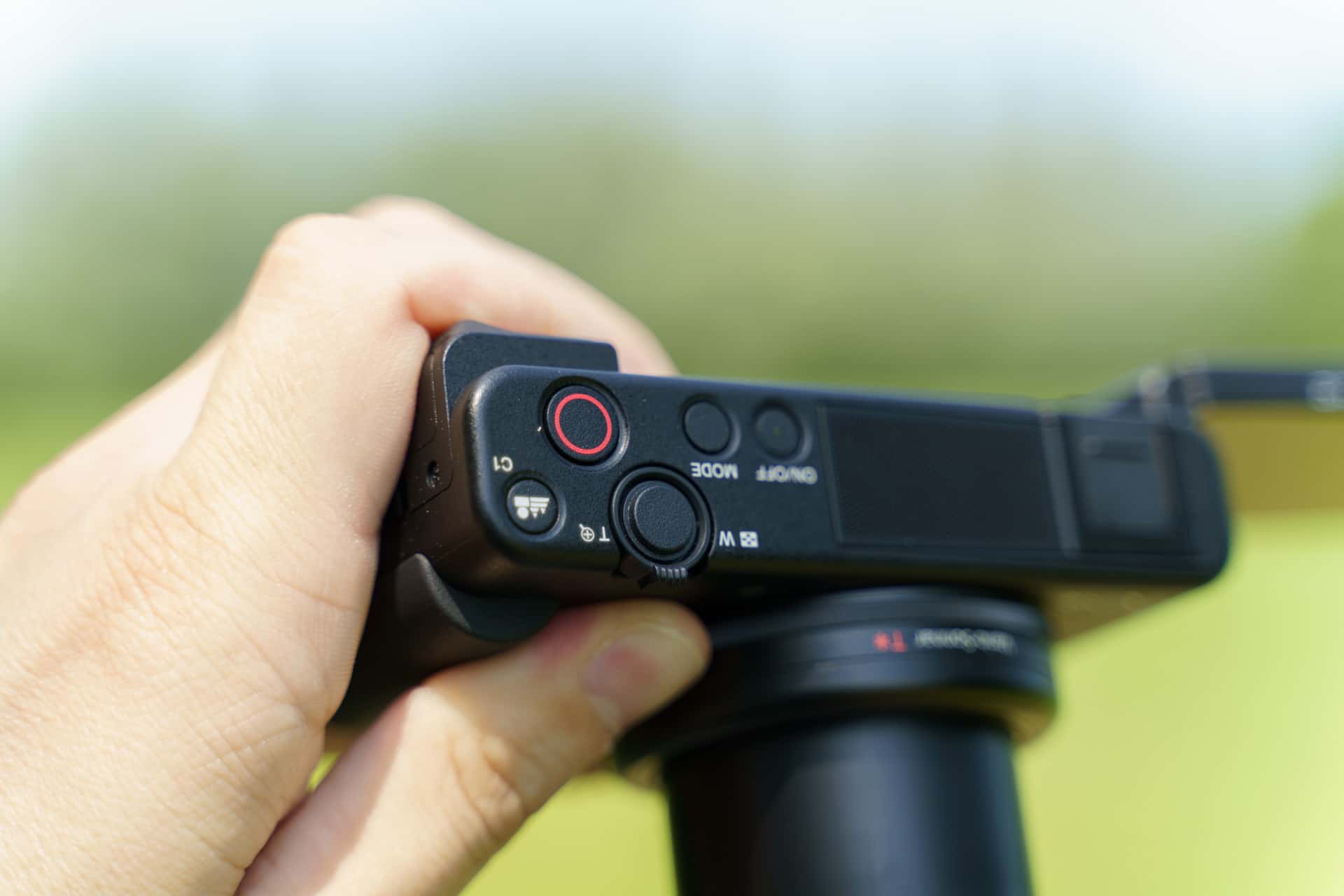 Compacte actiecamera met rode ring om de opnameknop, ideaal voor buitenopnames.
