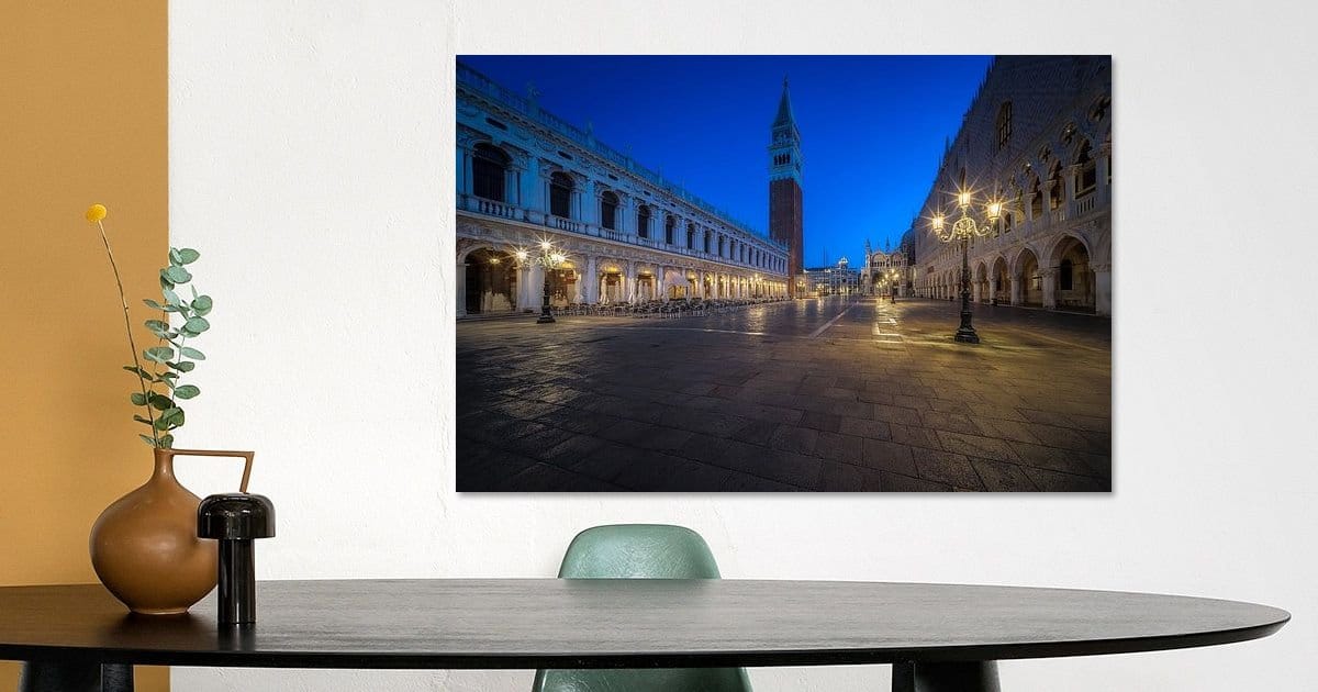 Kalm interieur met mosterdaccent; Veneti&euml; bij blauw uur foto van arcades en campanile.