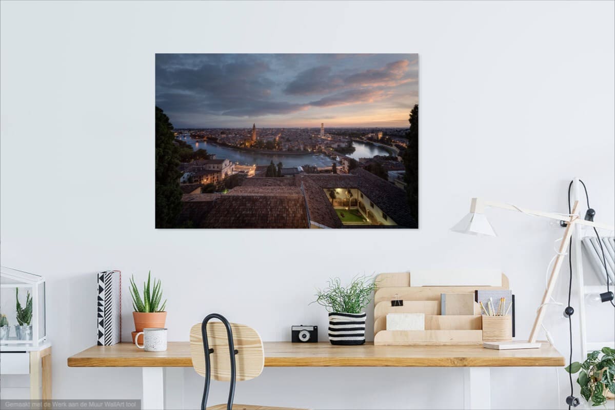 Werkplek met zonsondergang-stadsuitzicht, houten bureau en groene planten.