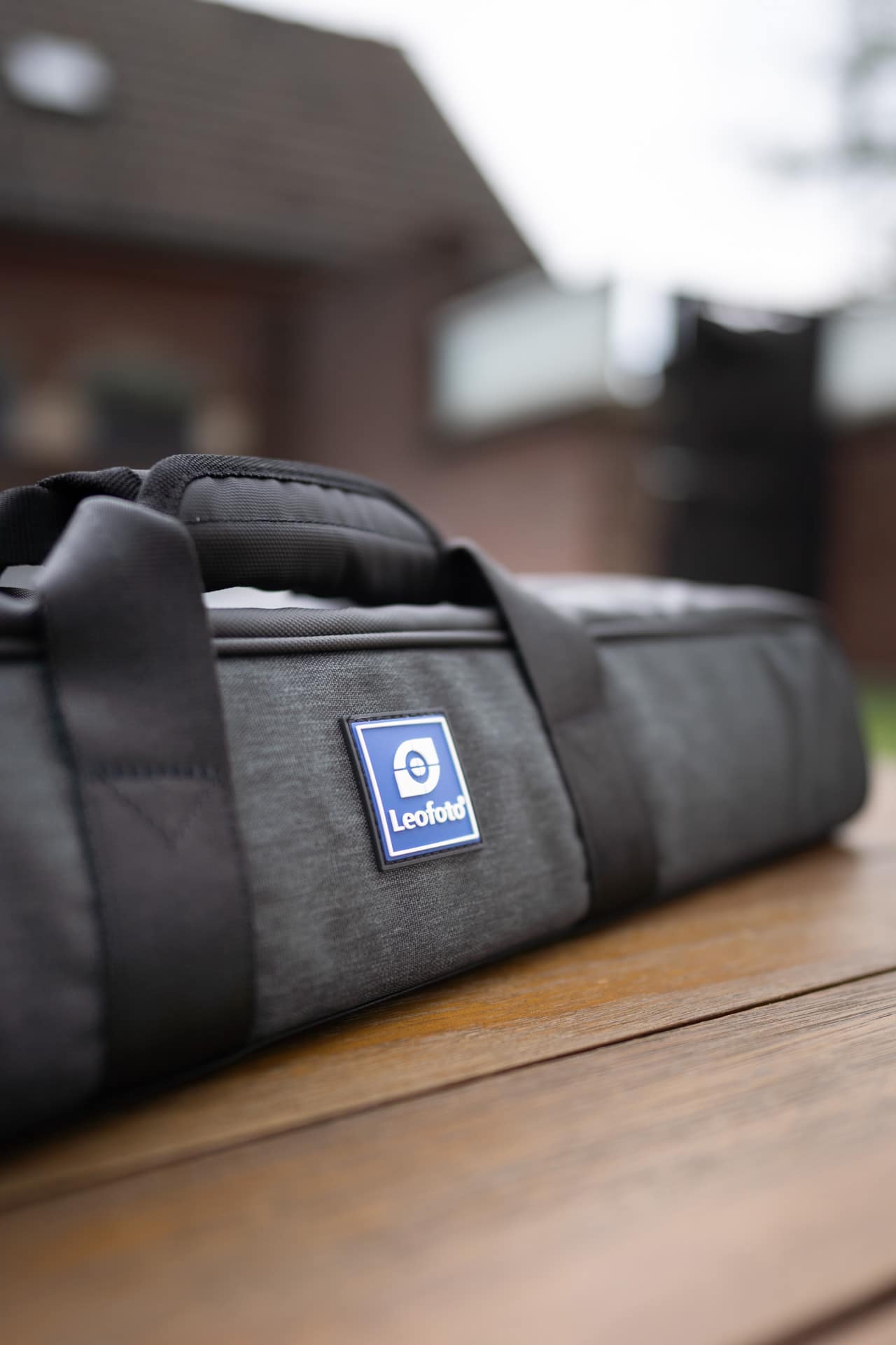Leofoto tas voor statief en accessoires met logo op donkergrijze geweven stof.