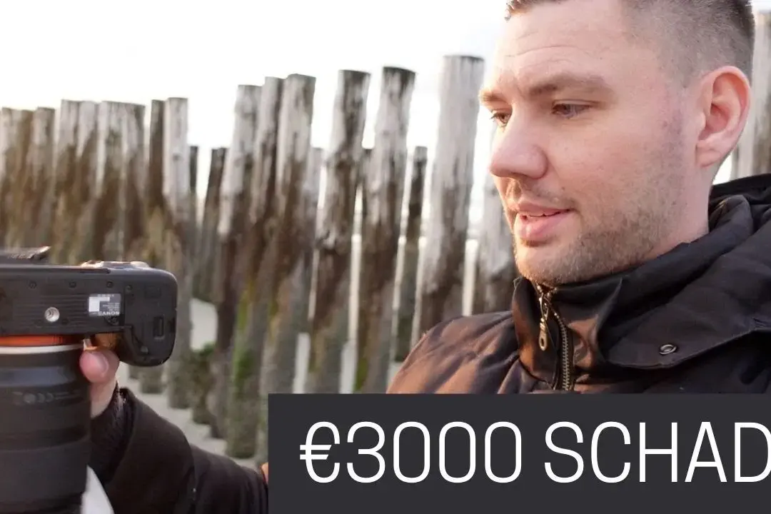 Fotograaf met grote lens langs kustduinen, houten palen, €3000 SCHADE-overlay.