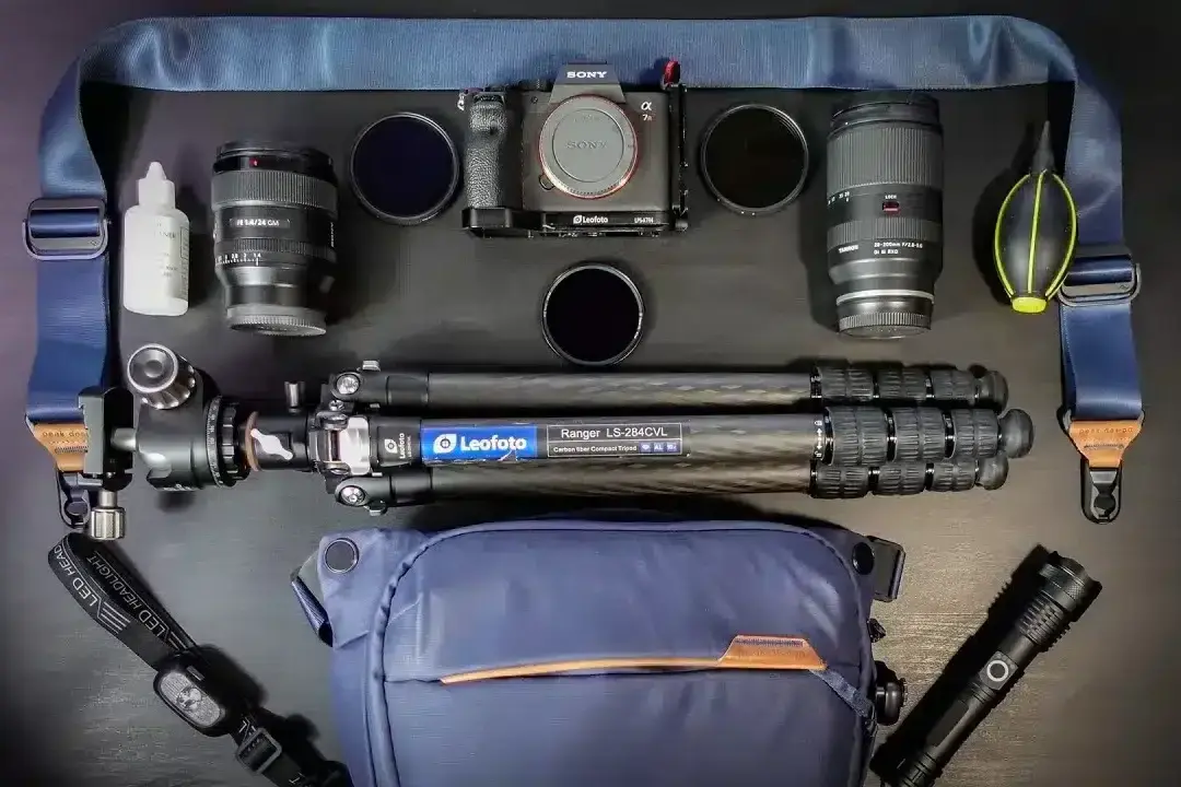Sony mirrorless kit met twee lenzen en Leofoto Ranger LS-284CVL statief op blauwe tas