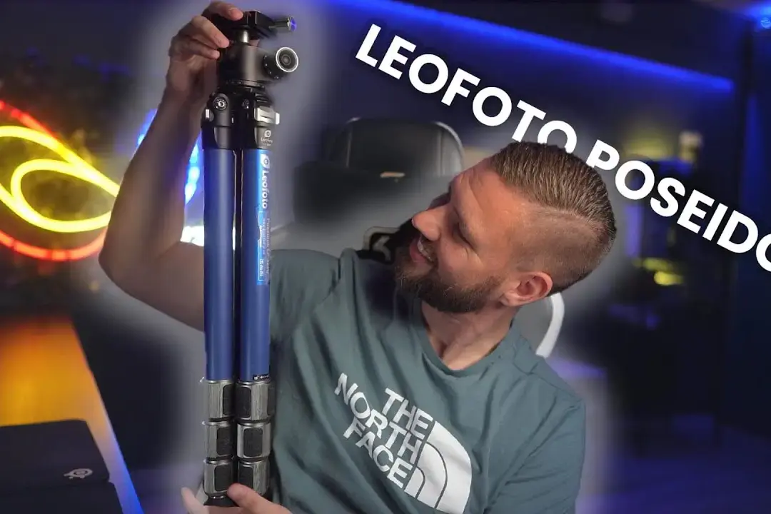 Man onderzoekt Leofoto Poseidon statief in studio met blauwe verlichting en branding