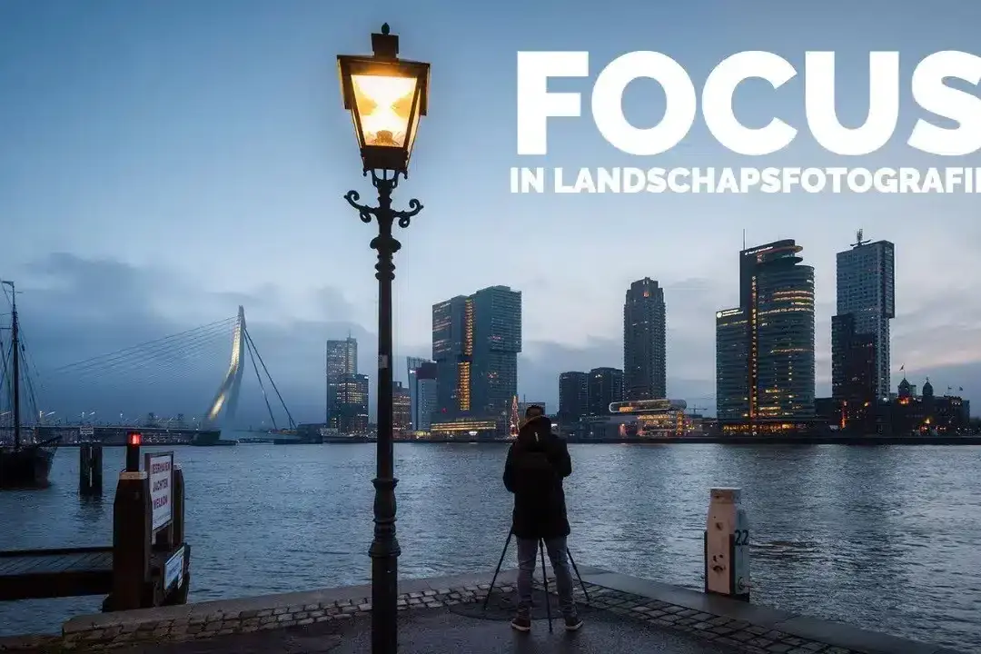 Blauwe uurtjes langs rivier met sierlijke straatlantaarn, fotograaf, kabelbrug en skyline.