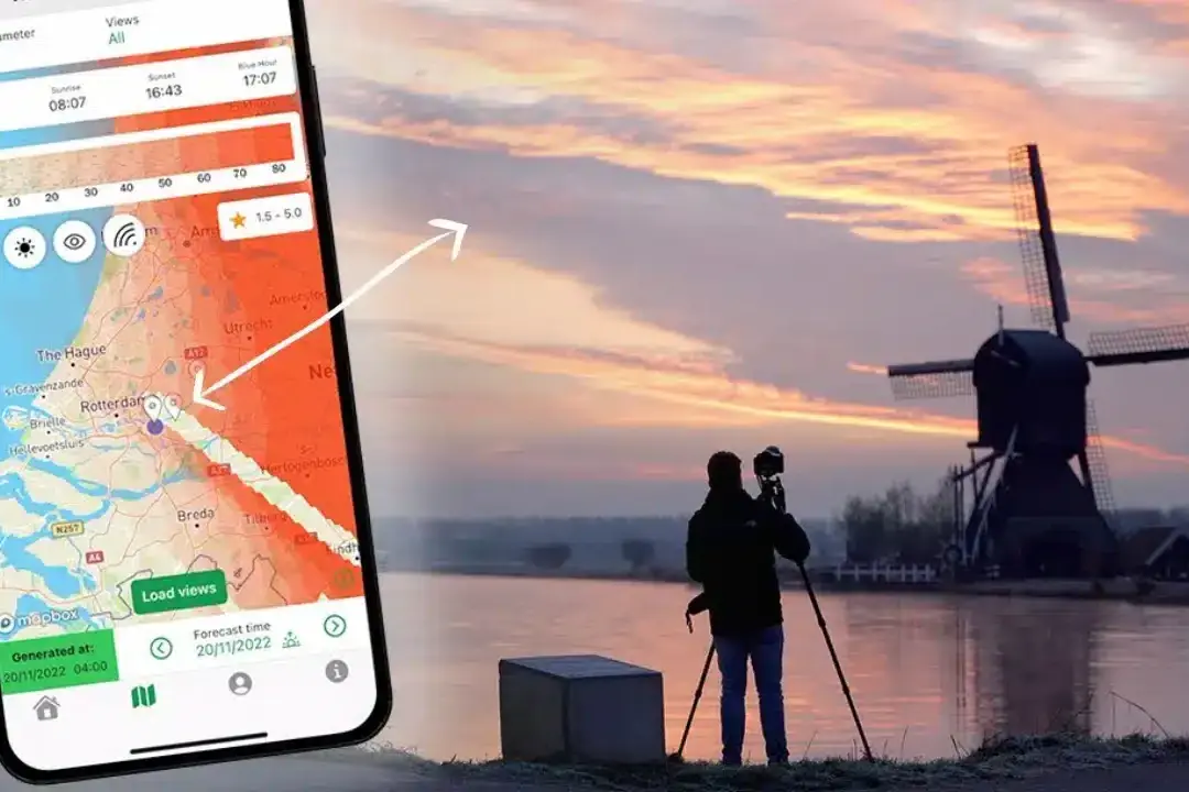 Weerskaart op smartphone bij zonsondergang langs rivier met windmolen in Nederland.