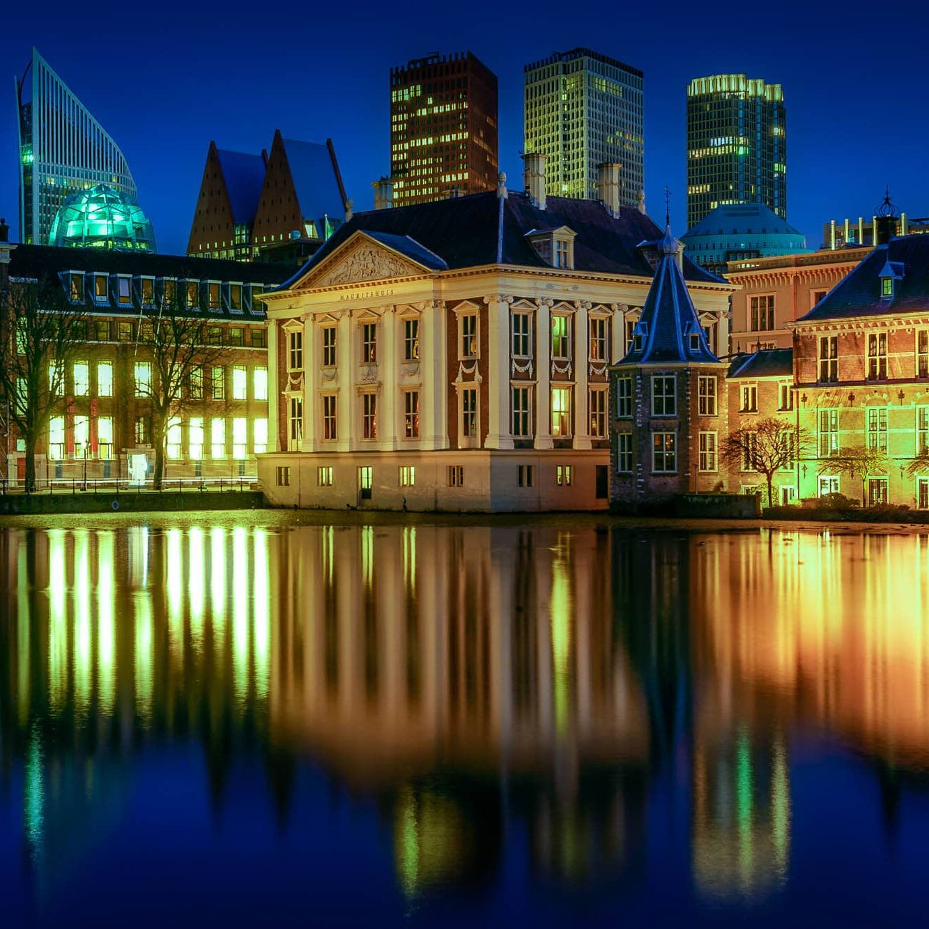 Den Haag in het blauwe uurtje