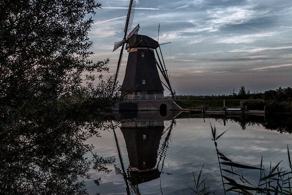 Kinderdijk tijdens floodlight, schouwspel van molens