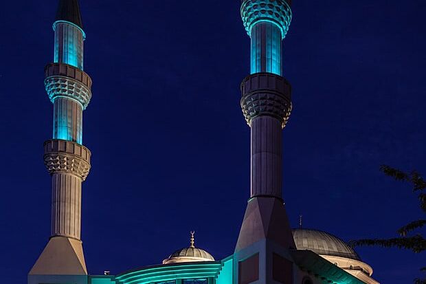 De Mevlana moskee in Rotterdam kleurt