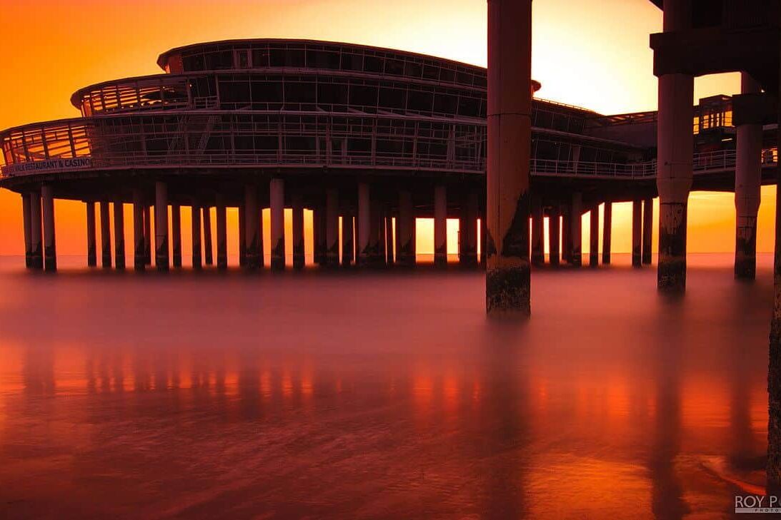 De Pier in Scheveningen in volle glorie tijdens zonsondergang
