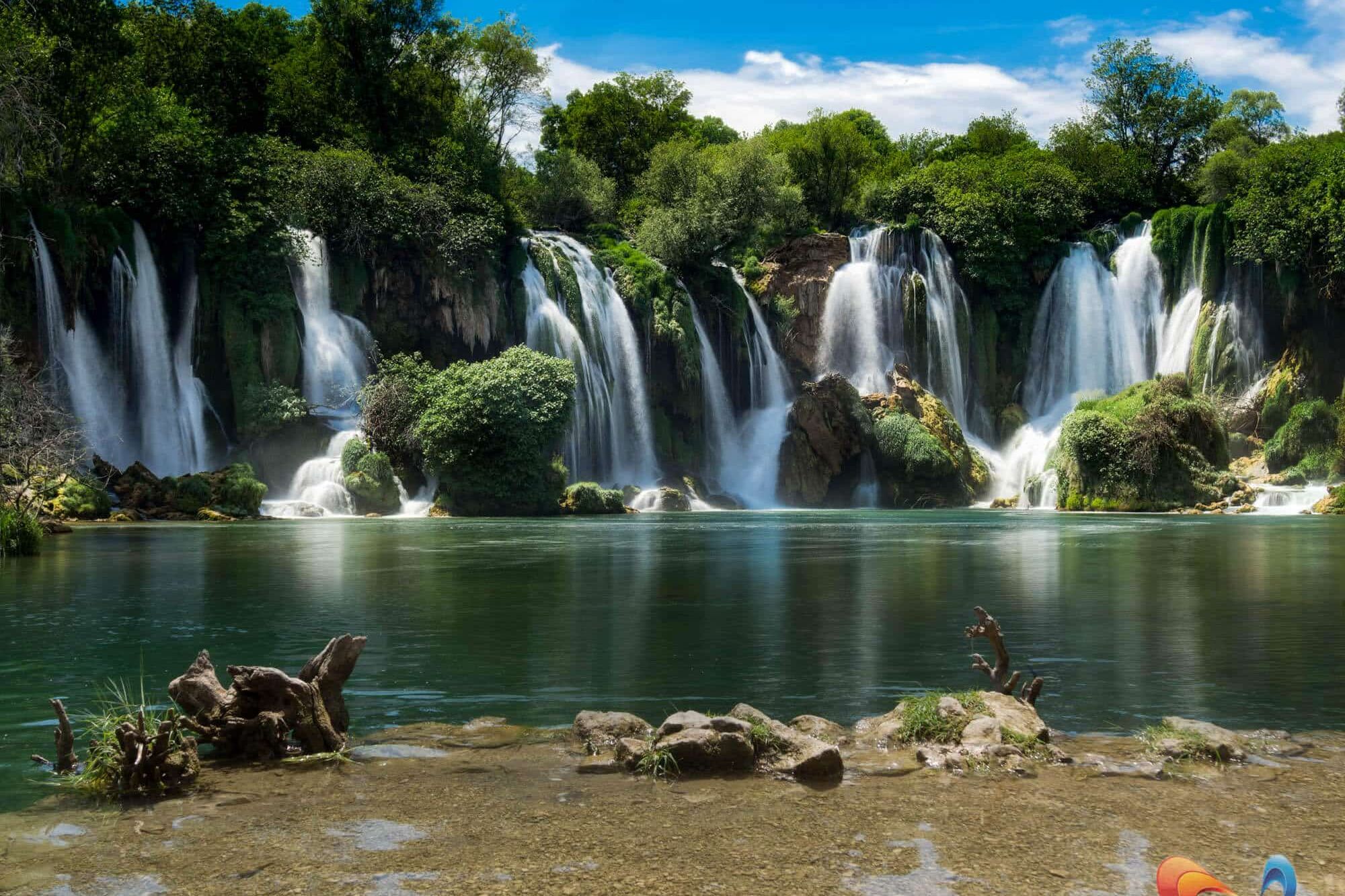 Natuurschoon bij de Kravica watervallen in Bosnië