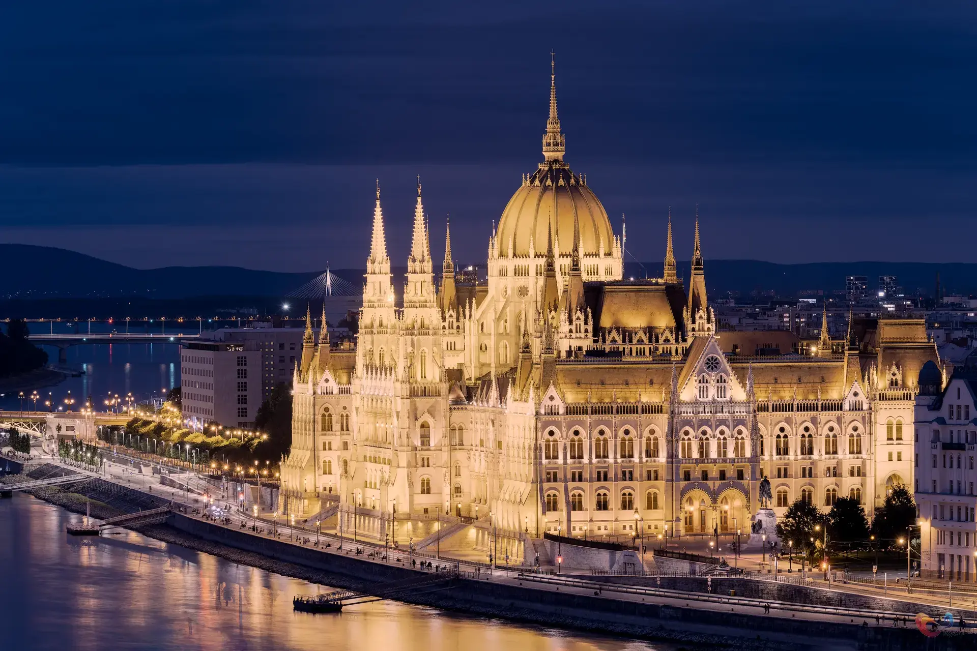 Parlementsgebouw Boedapest bij nacht langs de Donau, gotische pracht en warme verlichting.