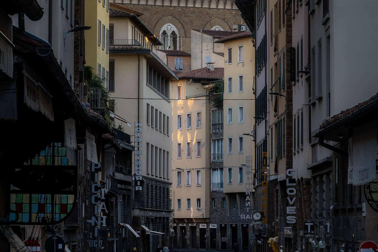 Natte straat naar koepelkerk bij zonsondergang in Italië.