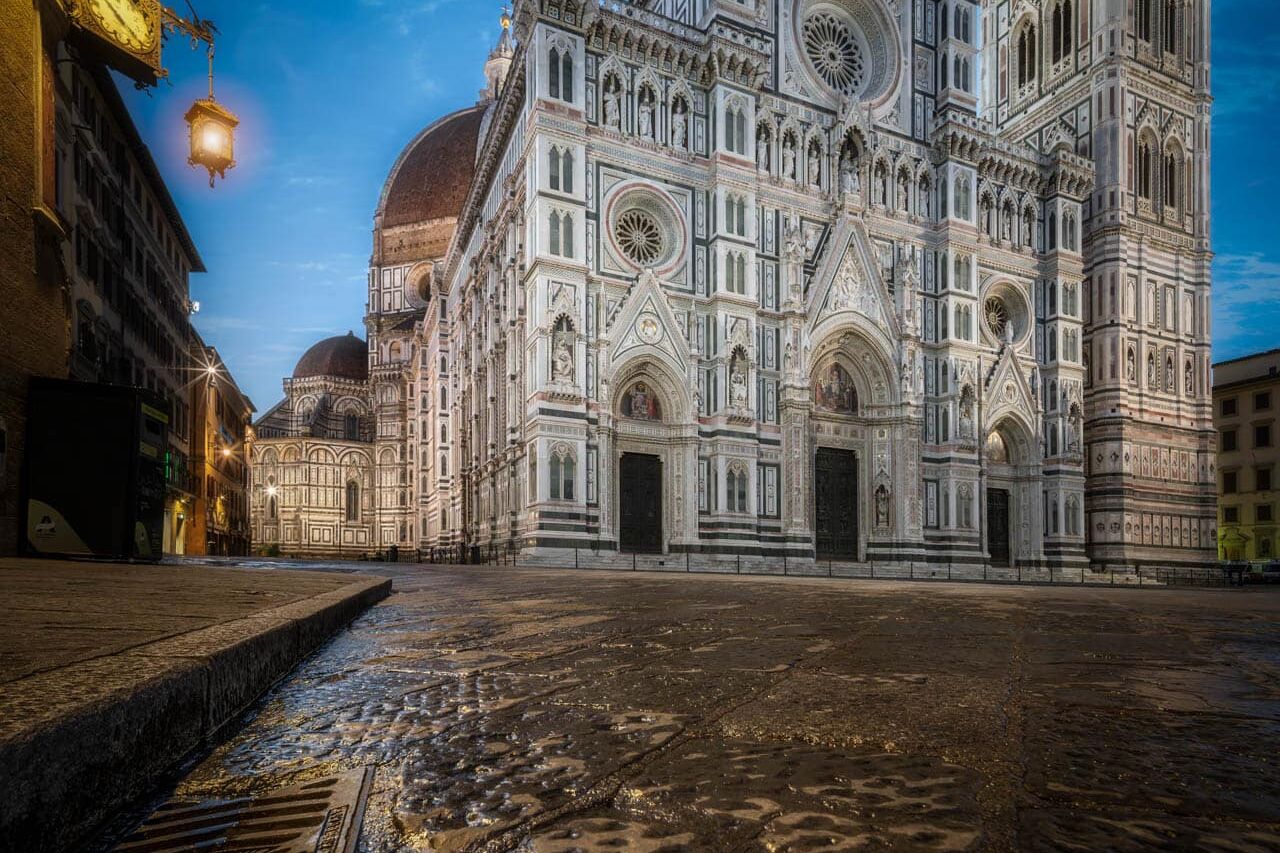 Kathedraal van Florence bij blauw uur met Giotto’s Campanile en Brunelleschi-koepel, warme straatverlichting.