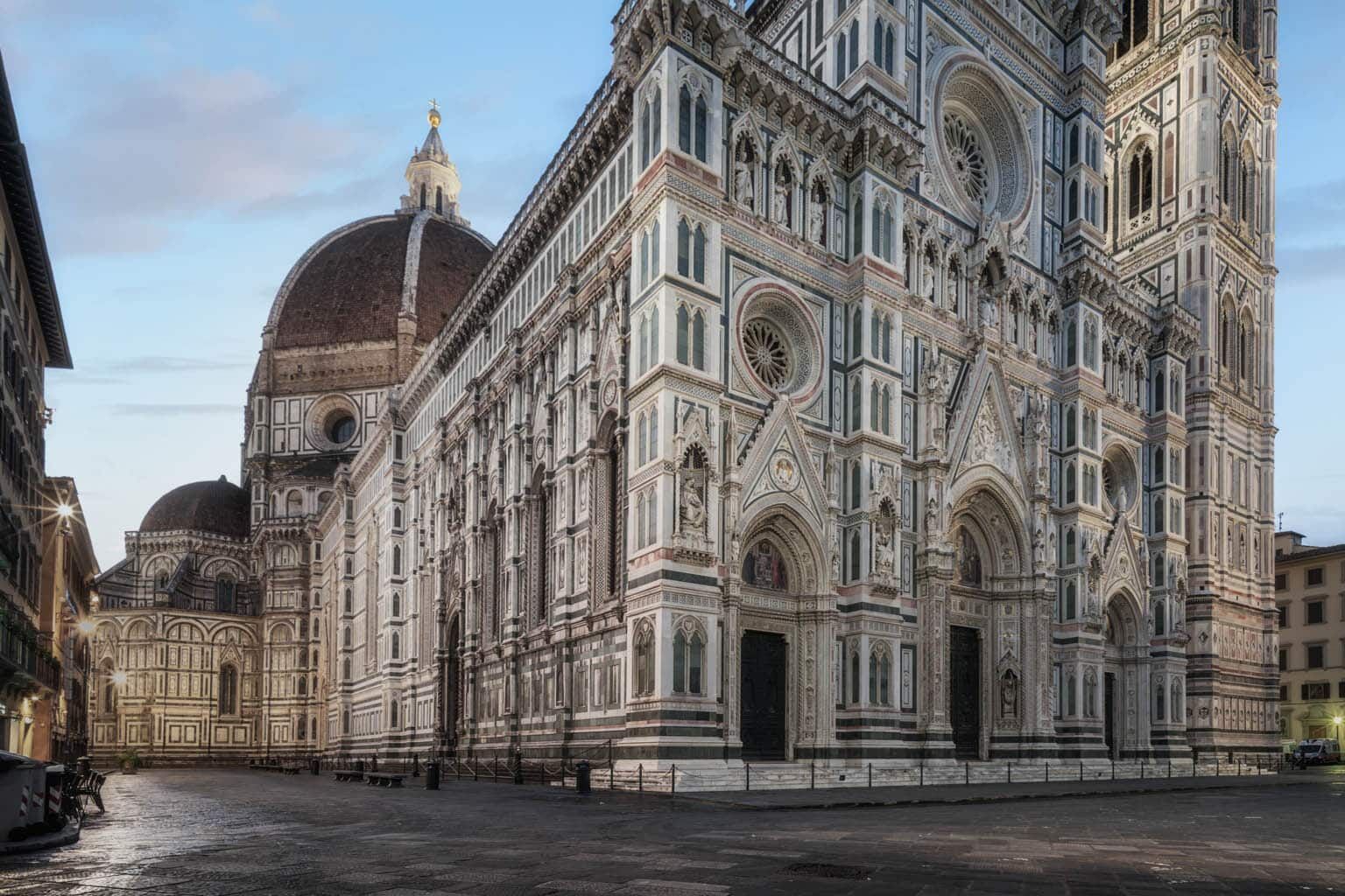 Duomo van Firenze bij schemerlicht met Brunelleschi-koepel en Giotto’s Campanile, Piazza del Duomo.