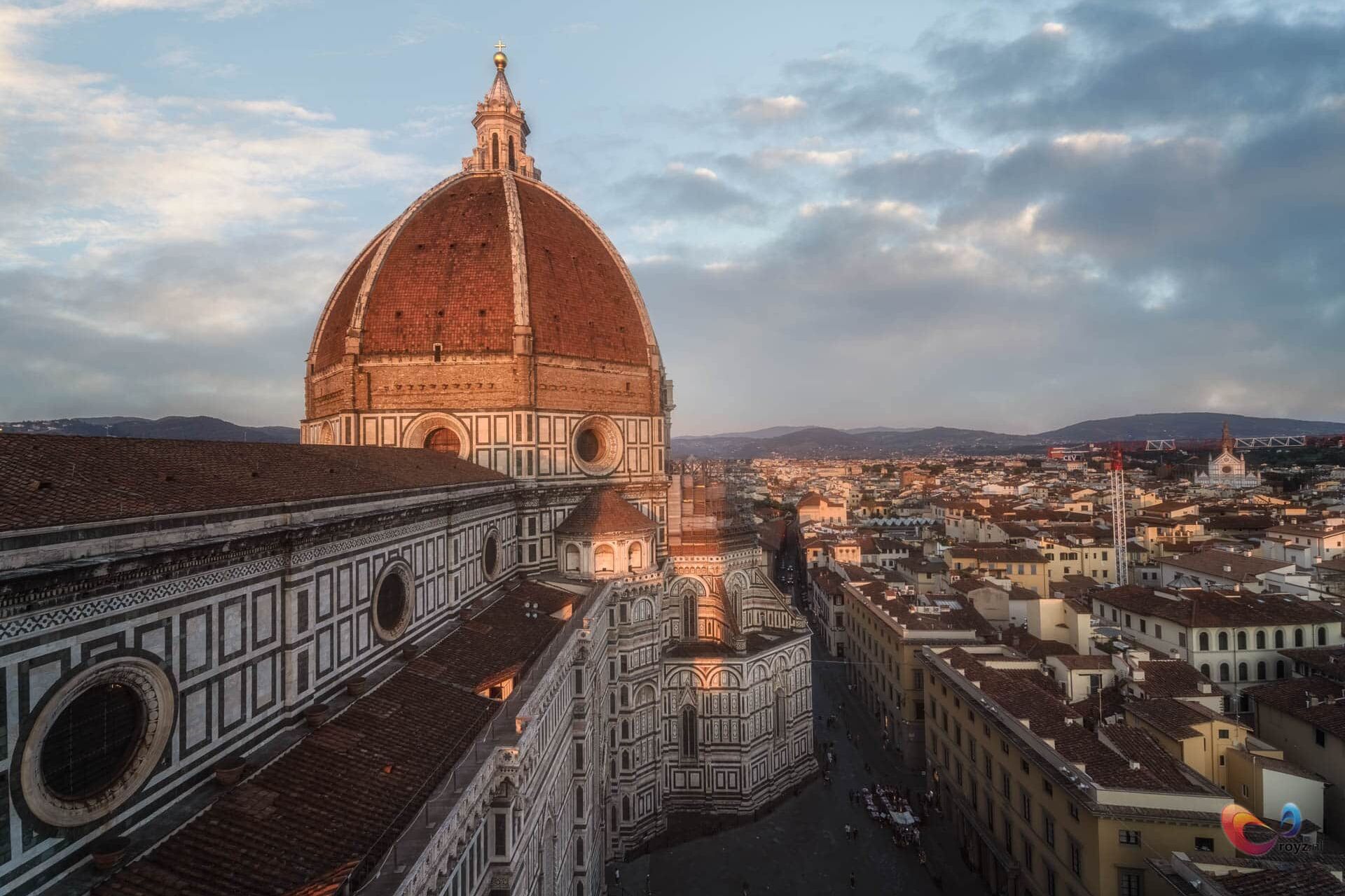Duomo di Firenze bij gouden uur met Brunelleschi koepel en polychroom marmer.