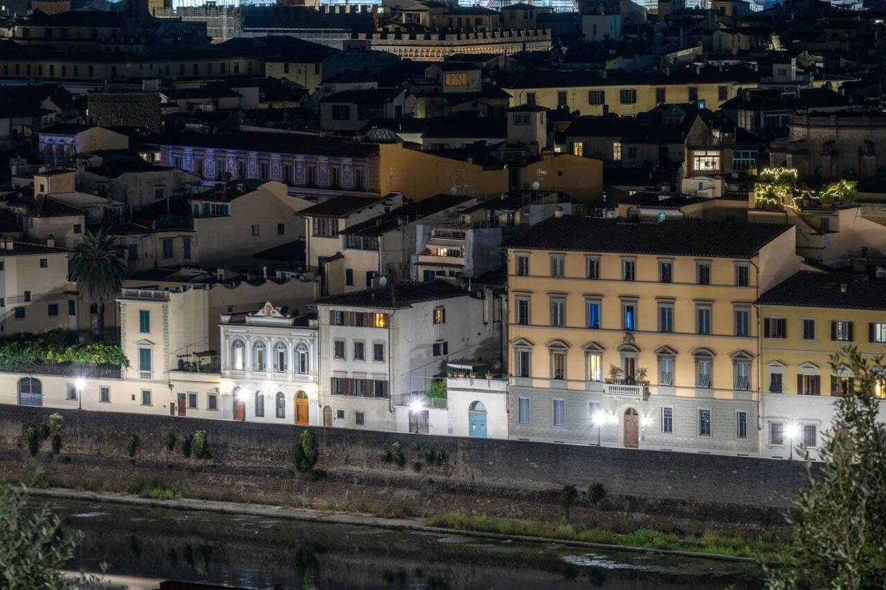 Florence nacht: Duomo en Campanile verlicht boven de Arno.