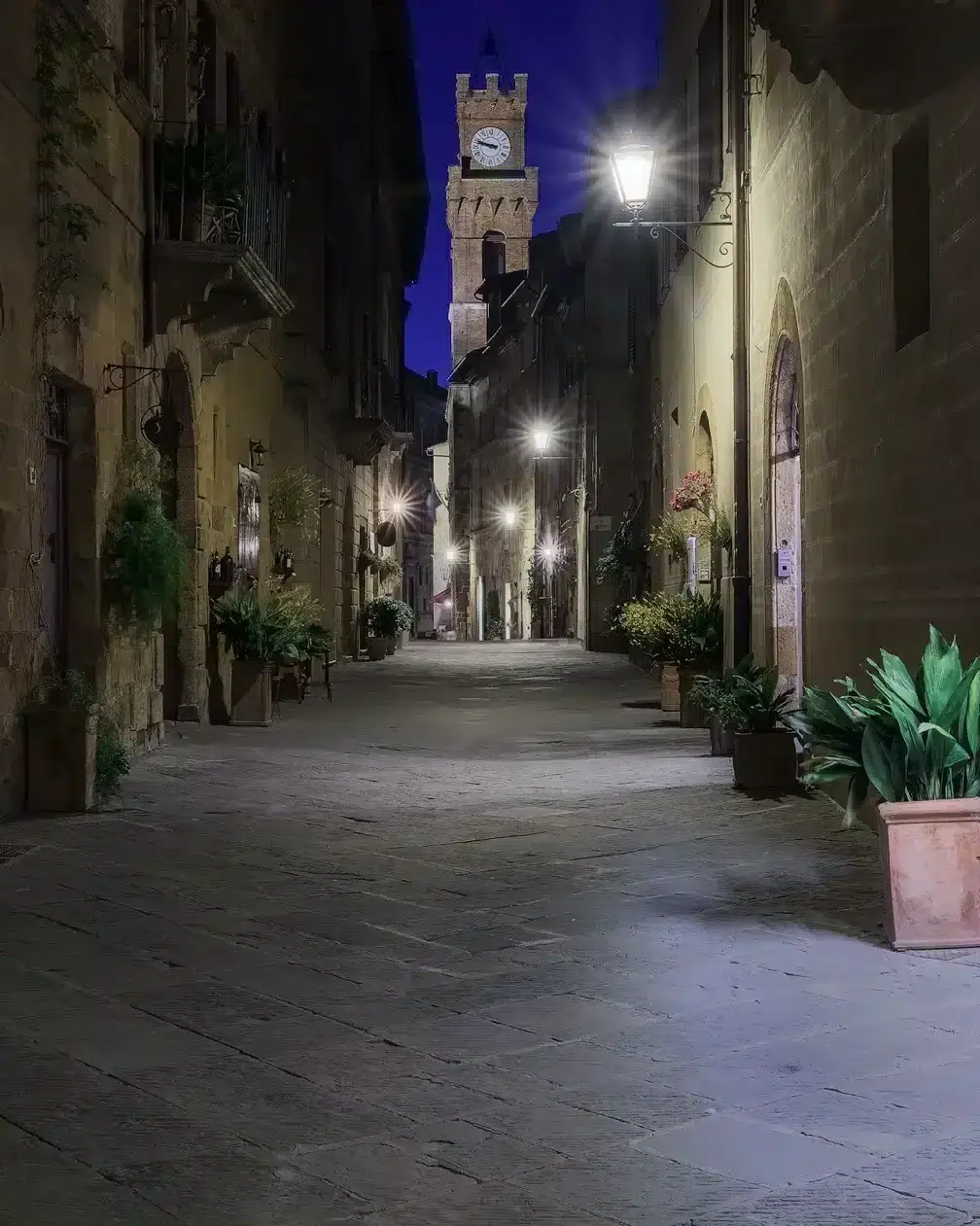 Pienza Piazza Pio II zonlicht op keien, Toscane, historische gebouwen en Italië.