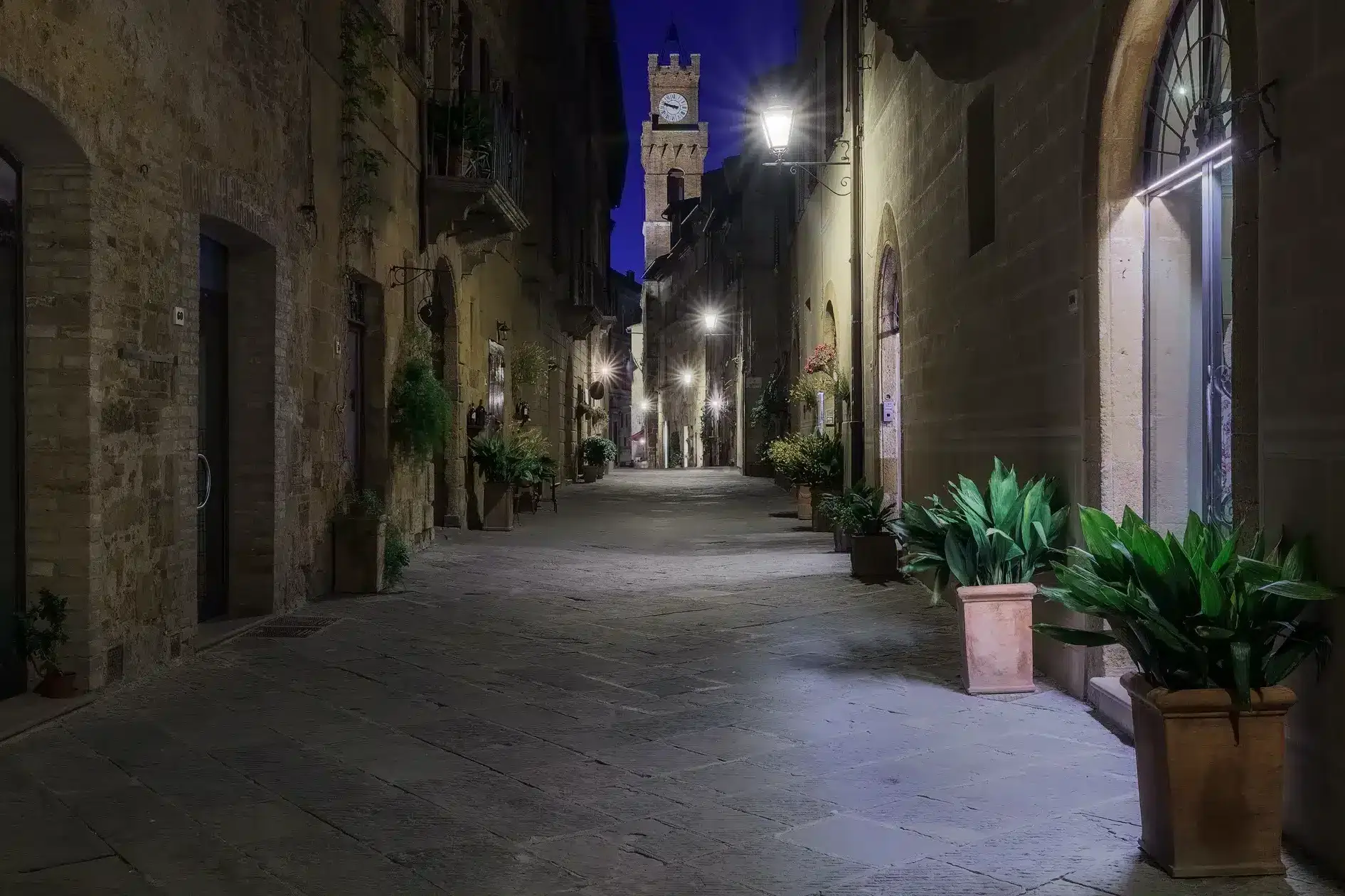 Pienza Piazza Pio II zonlicht op keien, Toscane, historische gebouwen en Italië.