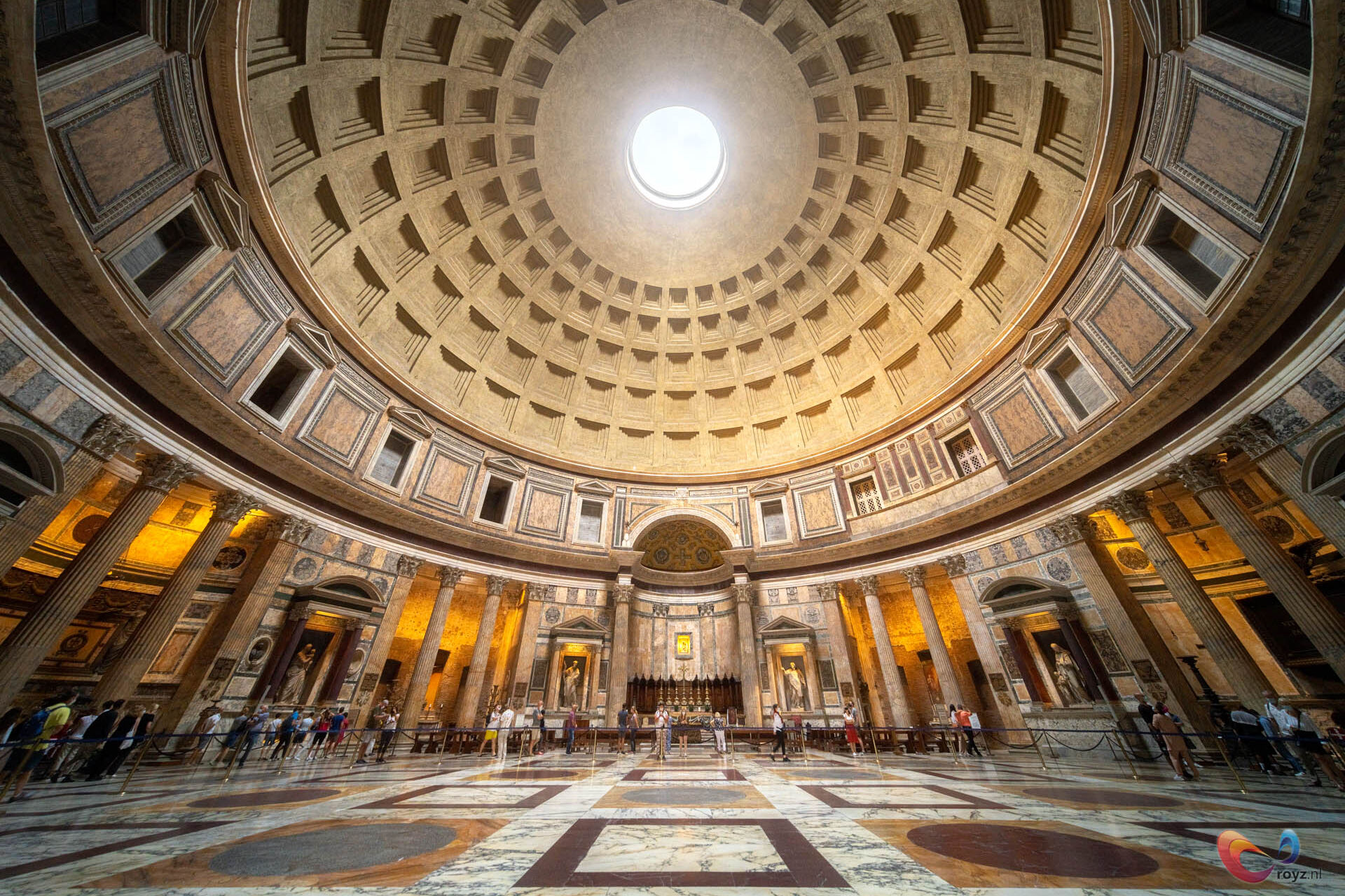 Pantheon interieur met koepel en oculus, marmeren wanden en korintische zuilen in Rome.