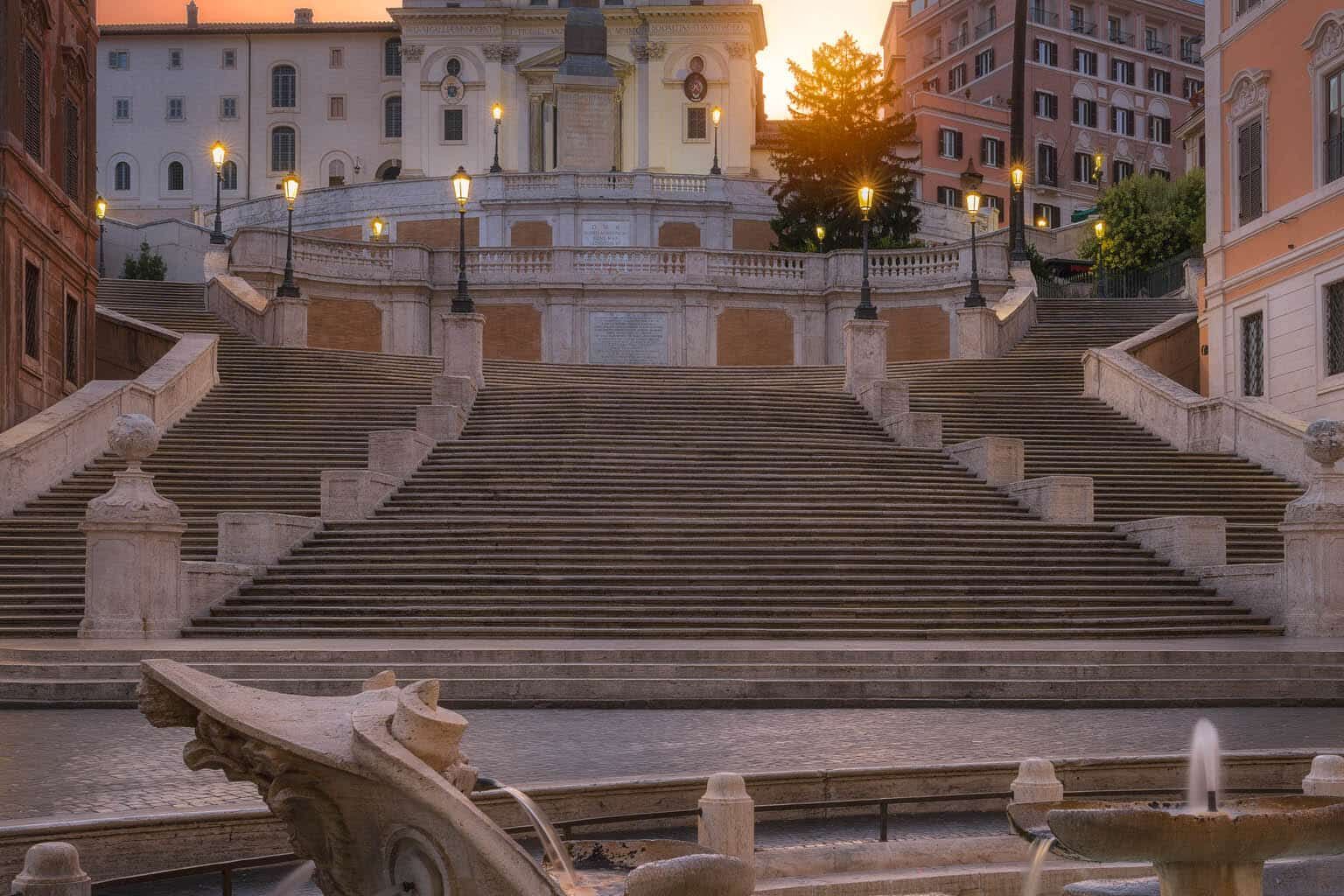 Piazza del Popolo bij zonsondergang in Rome: obelisk, tweelingtorens, trap, fontein en pastelgevels.