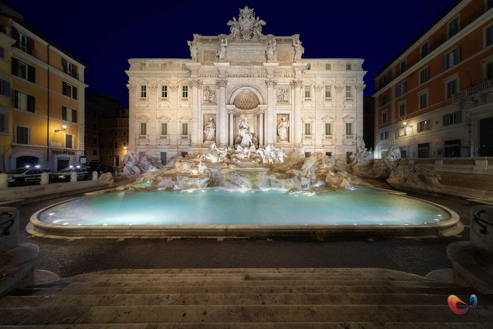Trevi Fontein bij nacht in Rome: barok monument, Neptunus, turkoois water en warme gevels.