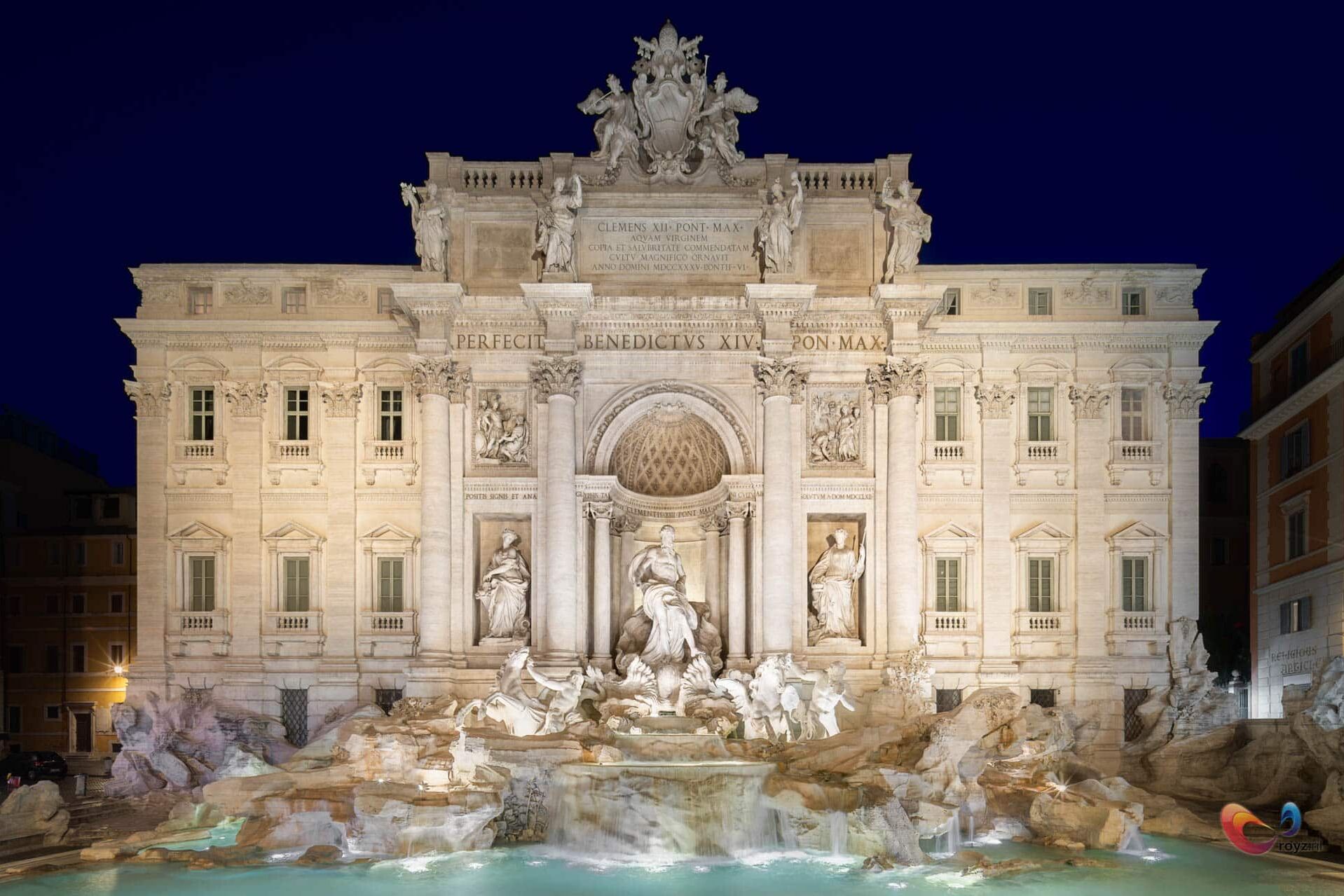 Fontana di Trevi bij nacht in Rome, Neptunus en barokke waterspuit.